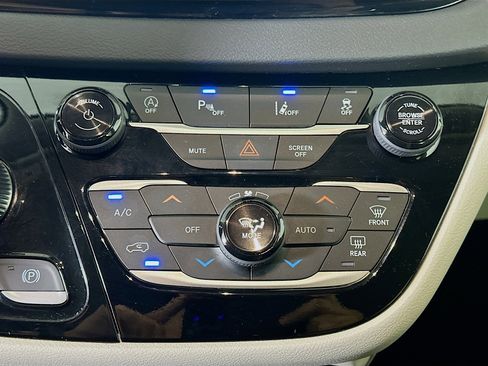 Used 2024 Chrysler Pacifica Touring-L image 23