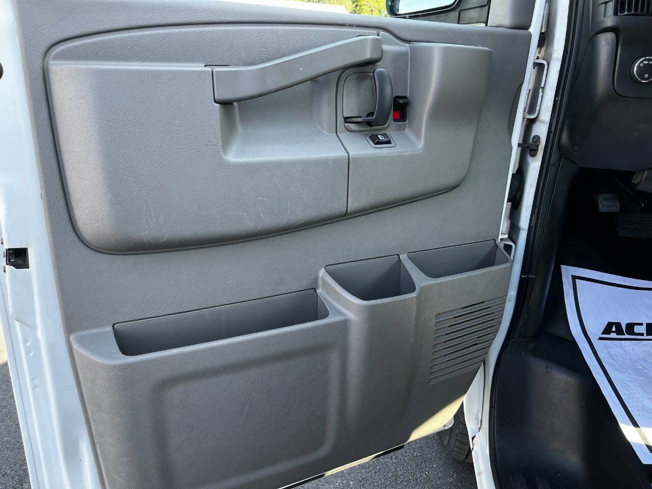 Used 2017 Chevrolet Express 2500 RWD image 9