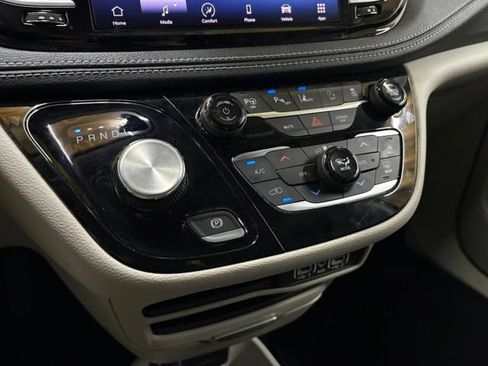 Used 2023 Chrysler Pacifica Touring-L FWD image 49