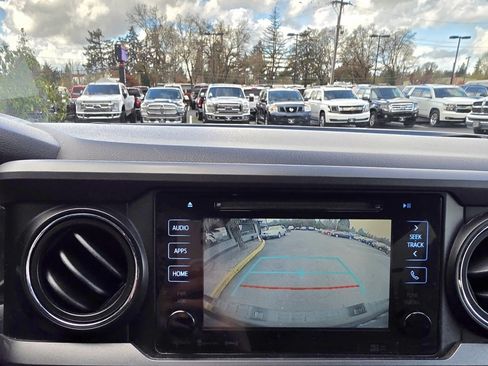 Used 2019 Toyota Tacoma TRD Off-Road AWD/4WD image 10