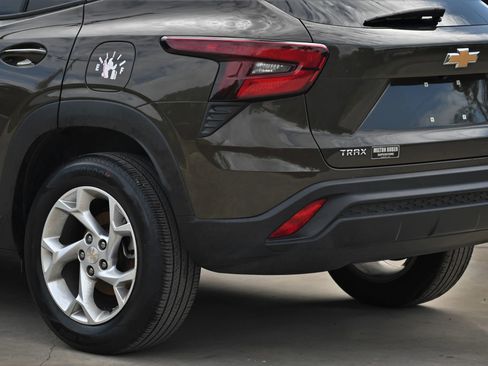 Used 2024 Chevrolet Trax LS w/ LS Convenience Package FWD image 8