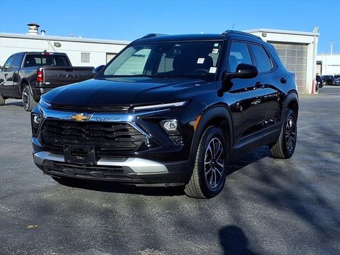 Used 2025 Chevrolet TrailBlazer LT image 2