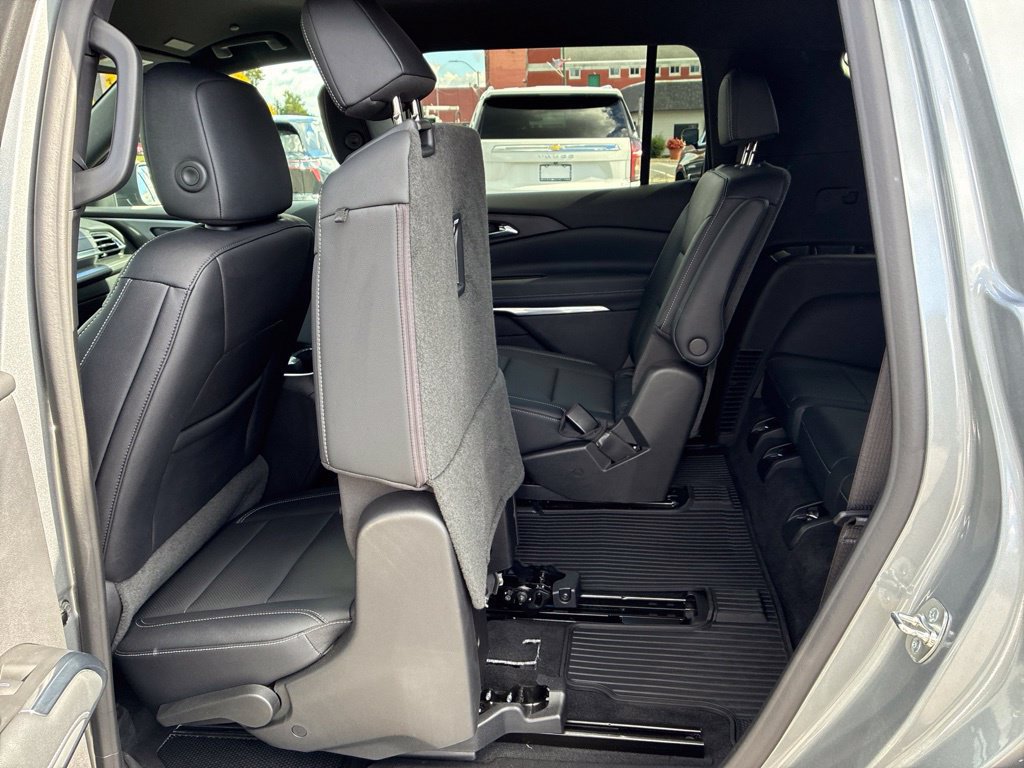 Used 2024 Chevrolet Traverse LT w/ Enhanced Driving Package AWD/4WD image 43