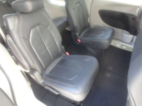 Used 2020 Chrysler Pacifica Touring-L FWD image 12