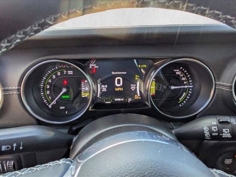 Used 2022 Jeep Wrangler Unlimited Sahara w/ Cold Weather Group image 18