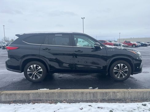Used 2022 Toyota Highlander XLE image 4