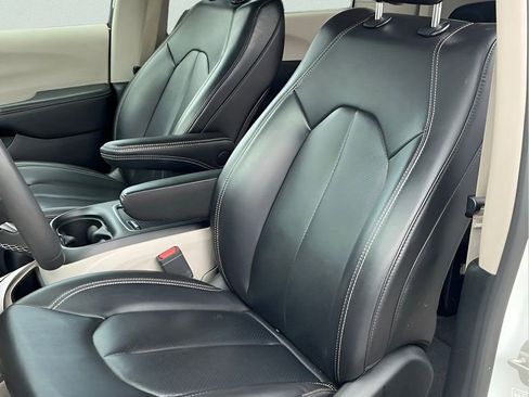 Used 2023 Chrysler Pacifica Touring-L FWD image 26