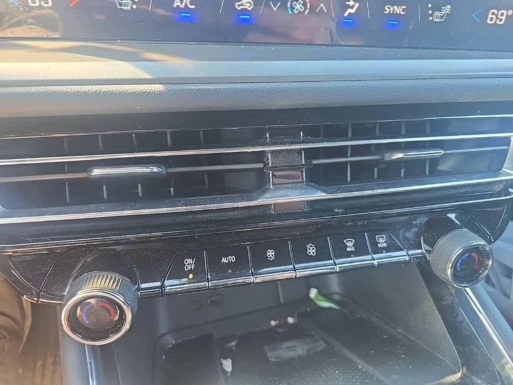 Used 2024 Chevrolet Traverse LT w/ Enhanced Driving Package FWD image 17