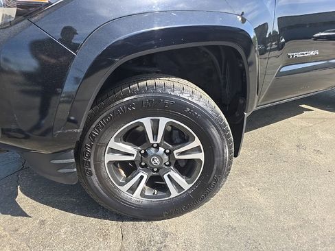 Used 2019 Toyota Tacoma TRD Sport AWD/4WD image 2