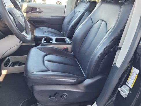 Used 2023 Chrysler Pacifica Touring-L FWD image 15