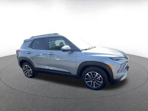 Used 2025 Chevrolet TrailBlazer LT image 2