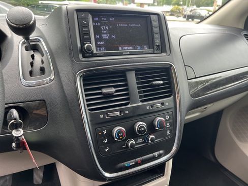 Used 2019 Dodge Grand Caravan SE w/ UConnect Hands-Free Group FWD image 26