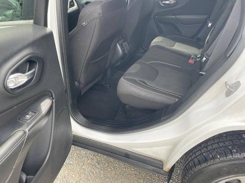 Used 2015 Jeep Cherokee Latitude AWD/4WD image 11