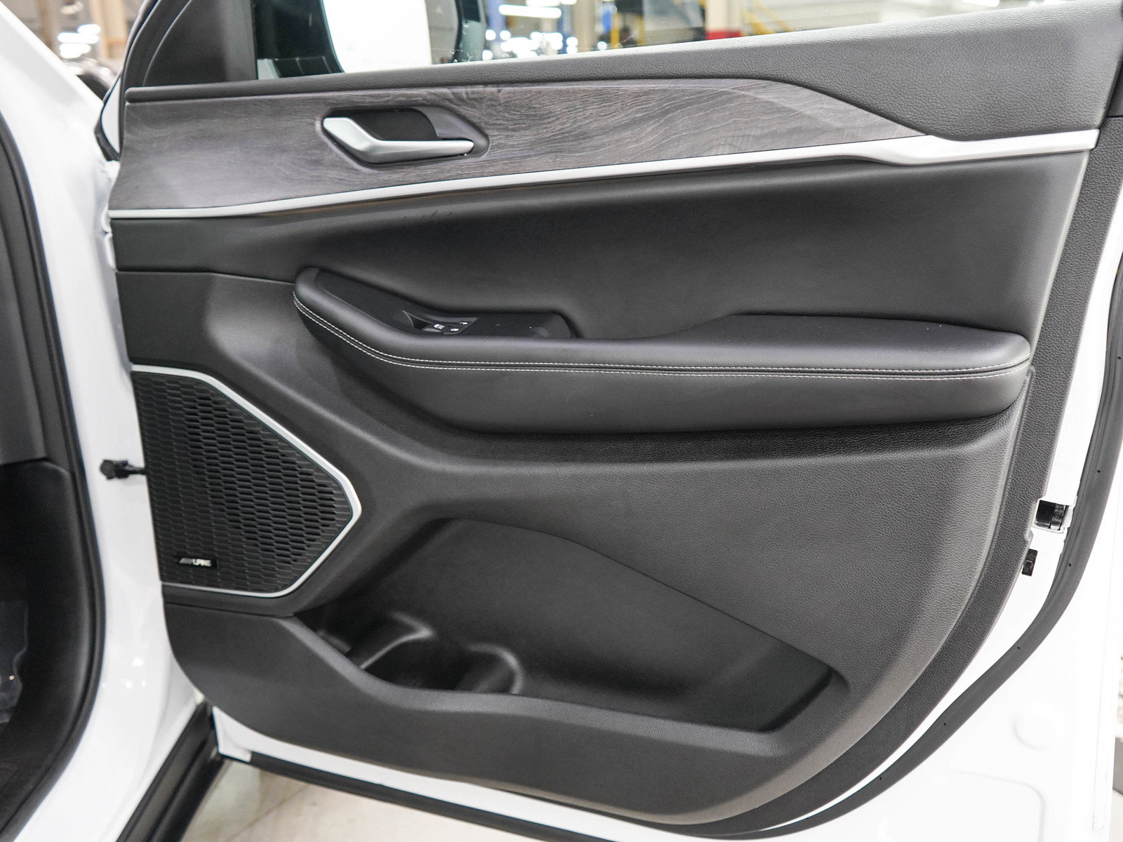 Used 2023 Jeep Grand Cherokee 4WD 4xe image 9