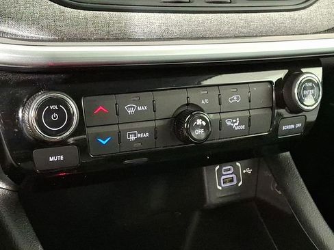 Used 2022 Jeep Compass Latitude AWD/4WD image 17