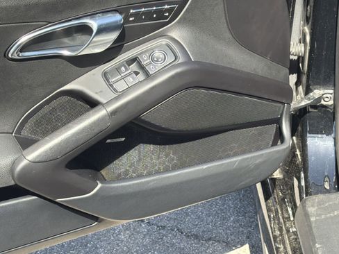 Used 2019 Porsche 718 Boxster image 24