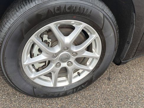 Used 2024 Chrysler Pacifica Touring-L image 9