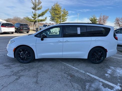 New 2026 Chrysler Pacifica Select image 18