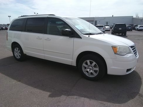 Used 2010 Chrysler Town & Country LX FWD image 4