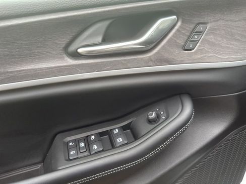 Used 2025 Jeep Grand Cherokee Limited image 18