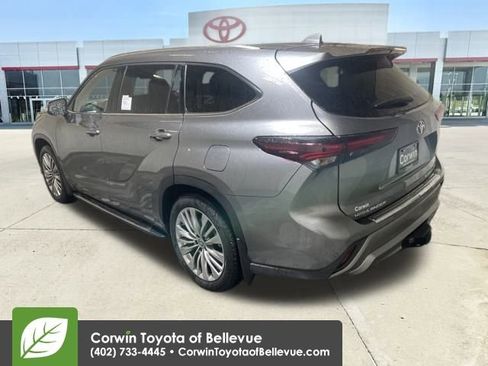 New 2026 Toyota Highlander Platinum image 3