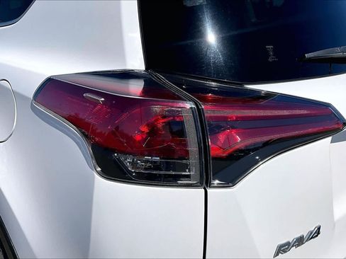 Used 2018 Toyota RAV4 LE w/ All Weather Liner Package FWD image 28