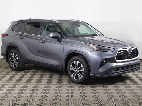 Used 2024 Toyota Highlander XLE AWD/4WD image 2