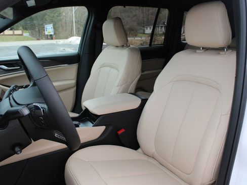 New 2025 Jeep Grand Cherokee Limited image 12