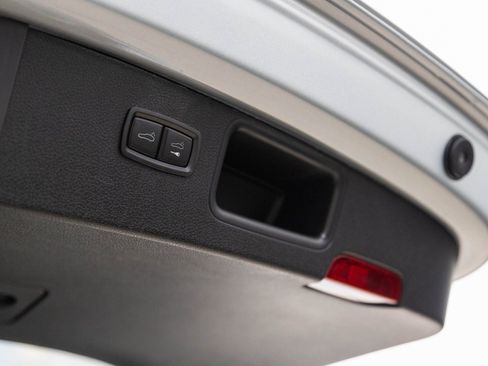 Certified 2025 Porsche Macan image 30