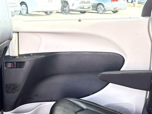 Used 2023 Chrysler Pacifica Touring-L image 17