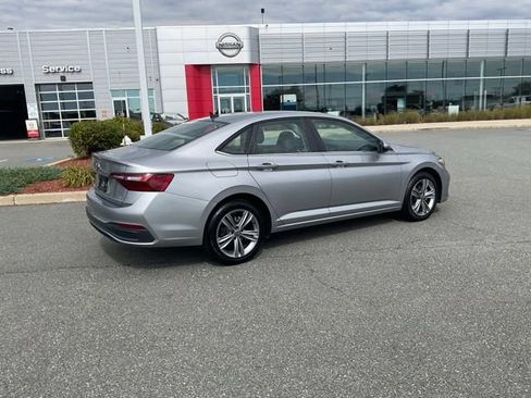 Used 2024 Volkswagen Jetta SE FWD image 6