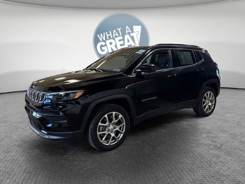 Used 2024 Jeep Compass Latitude w/ Sun and Sound Group AWD/4WD image 8