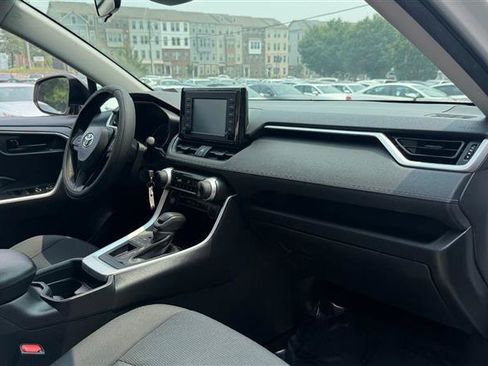 Used 2019 Toyota RAV4 LE FWD image 15