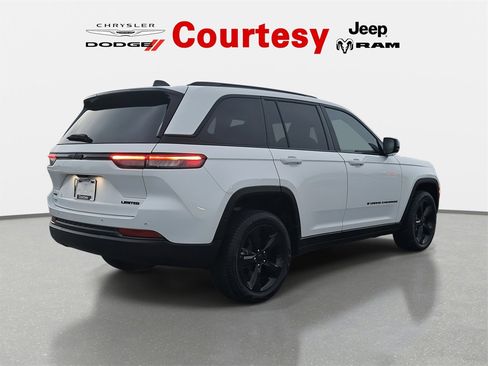 Certified 2024 Jeep Grand Cherokee Limited w/ Black Appearance Package image 5