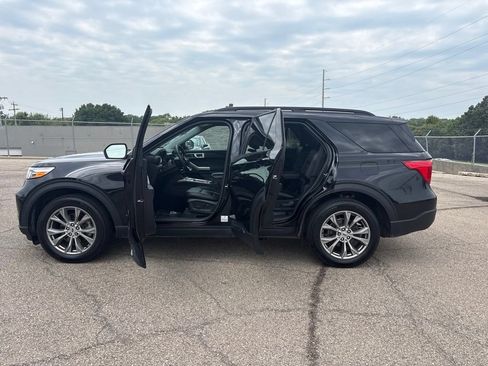 Used 2023 Ford Explorer XLT w/ Equipment Group 202A AWD/4WD image 4