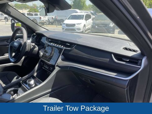 Certified 2025 Jeep Grand Cherokee Laredo w/ Trailer Tow Package AWD/4WD image 15