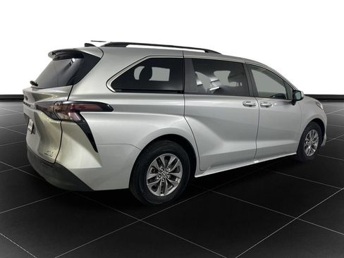 Used 2024 Toyota Sienna XLE image 5