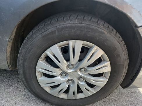 Used 2019 Nissan Versa SV image 2