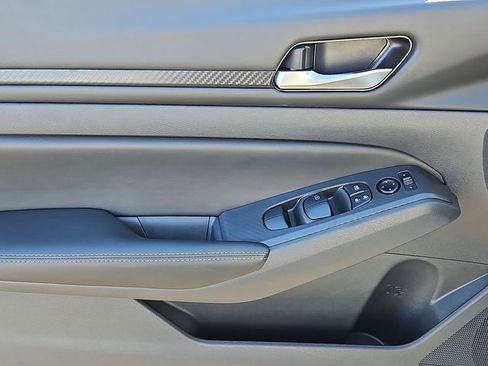 Used 2025 Nissan Altima 2.5 SV image 13