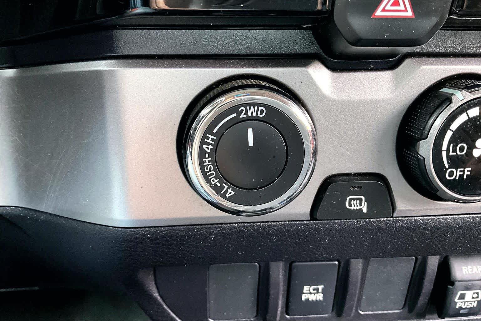Used 2018 Toyota Tacoma SR5 AWD/4WD image 35