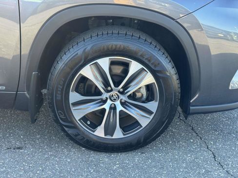 Certified 2023 Toyota Highlander XLE image 9