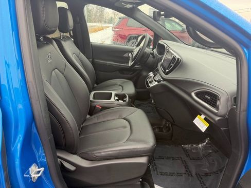 New 2026 Chrysler Pacifica Select w/ S Appearance Package image 10