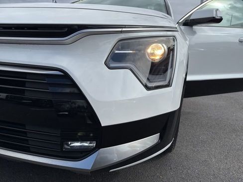 Certified 2023 Kia Niro EX Touring image 12