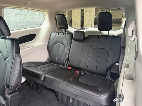 Used 2023 Chrysler Pacifica Touring-L FWD image 21