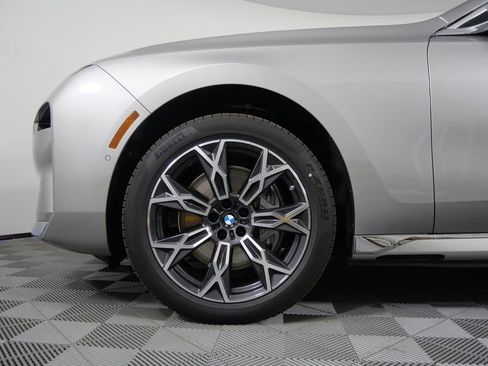 Used 2025 BMW i7 xDrive60 w/ Premium Package image 7