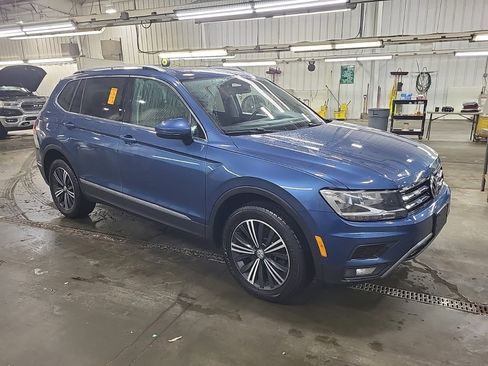 Used 2018 Volkswagen Tiguan SEL AWD/4WD image 2