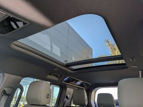 Used 2025 Land Rover Defender 110 S image 22