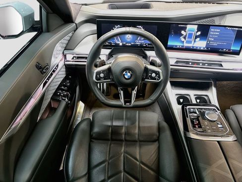 Used 2023 BMW 760i xDrive w/ Executive Package AWD/4WD image 25