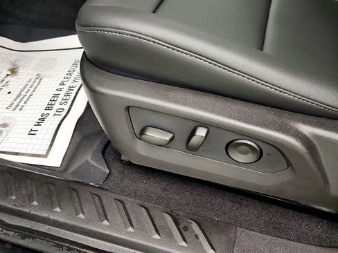 Used 2025 Chevrolet Colorado LT w/ LT Convenience Package image 11