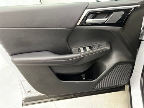 Used 2024 Mitsubishi Outlander SE AWD/4WD image 14